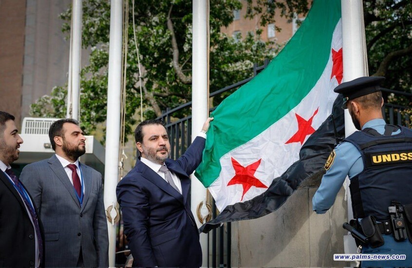 الشيباني يرفع علم سوريا أمام مبنى الأمم المتحدة في نيويورك